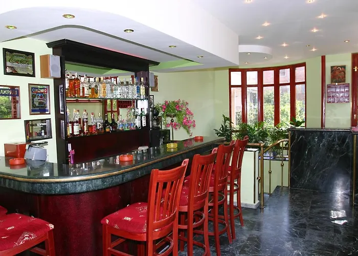 Хотел Family Flora 2*