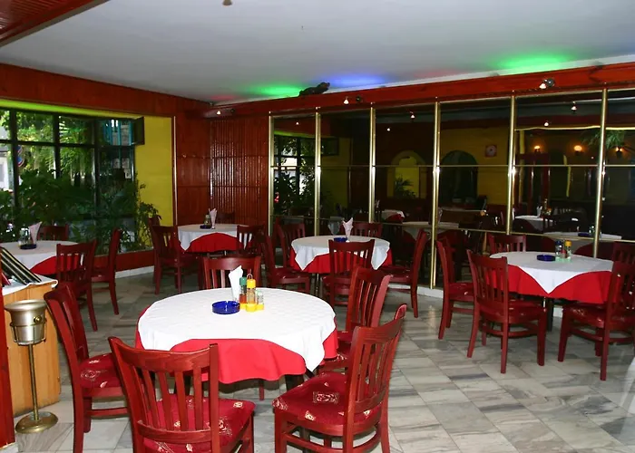 Хотел Family Flora