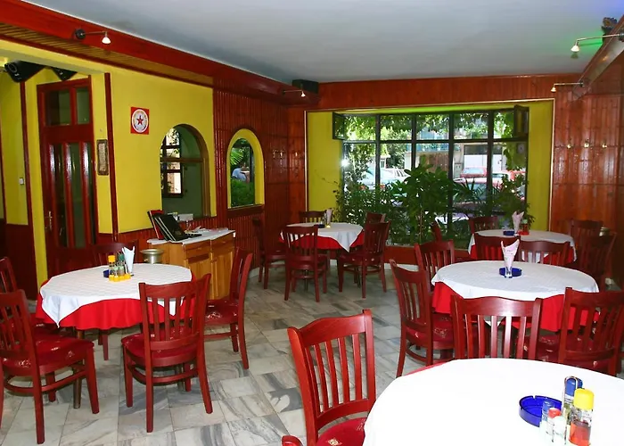 Хотел Family Flora 2*