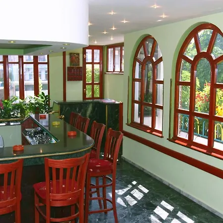 Family Flora Hotel 2*